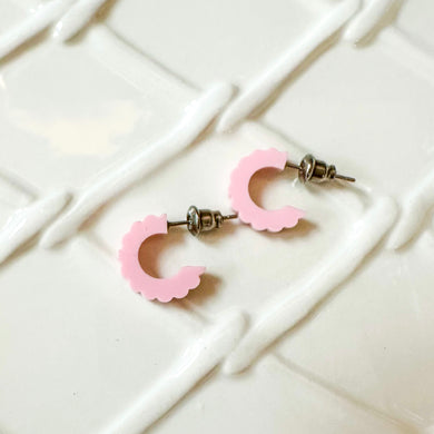 Scalloped Huggie | Light Pink