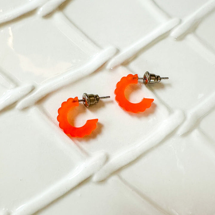 Scalloped Huggie | Coral