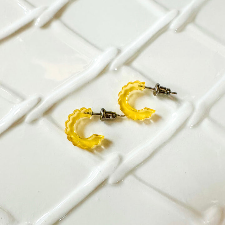 Scalloped Huggie | Translucent Gold