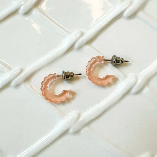 Scalloped Huggie | Translucent Rose